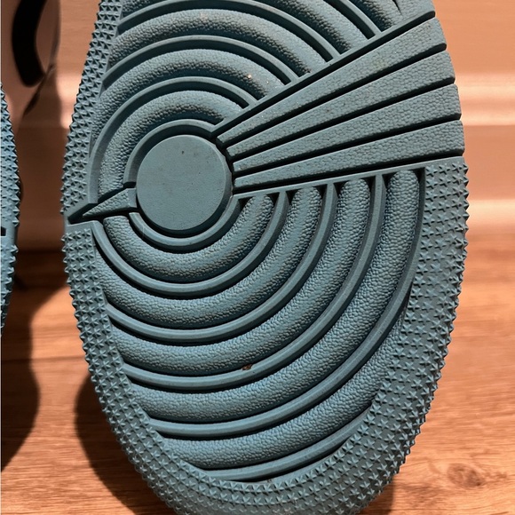 Air Jordan 1 Low “UNC” - Picture 9 of 10